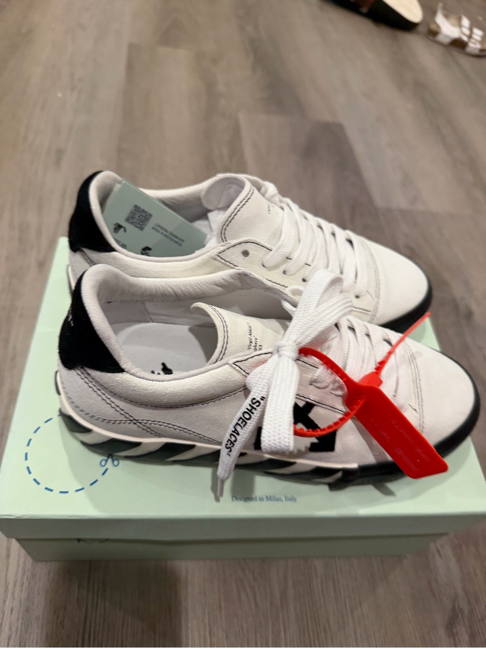 Off-White White and Black Low-Top Sneakers with Red Zip Tie vulcanized suede - Picture 4 of 5